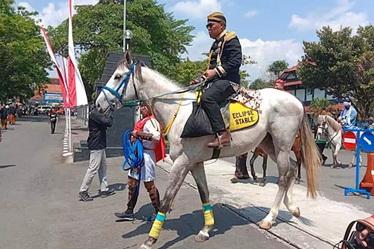 Semarak Karnaval HUT RI di Karanganyar, Begini Gaya Bupati Naik Kuda