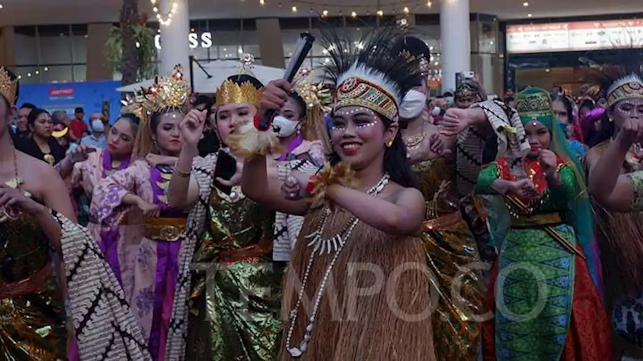 Aksi Flash Mob Kampanyekan Kebaya Goes to UNESCO pada HUT RI Ke-77