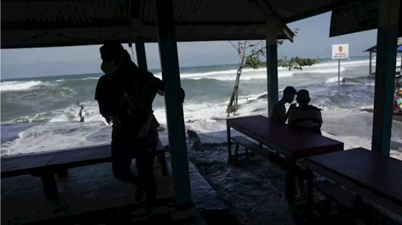 Prakiraan Cuaca BMKG: Hujan, Gelombang 6 Meter di Samudra Hindia