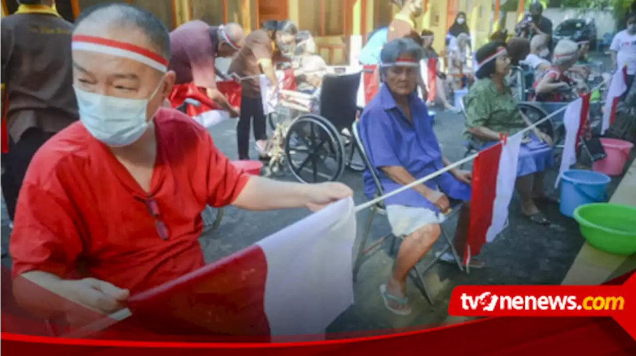 Momen Haru Barisan Lansia di Semarang Ikuti Upacara HUT Kemerdekaan di Atas Kursi Roda