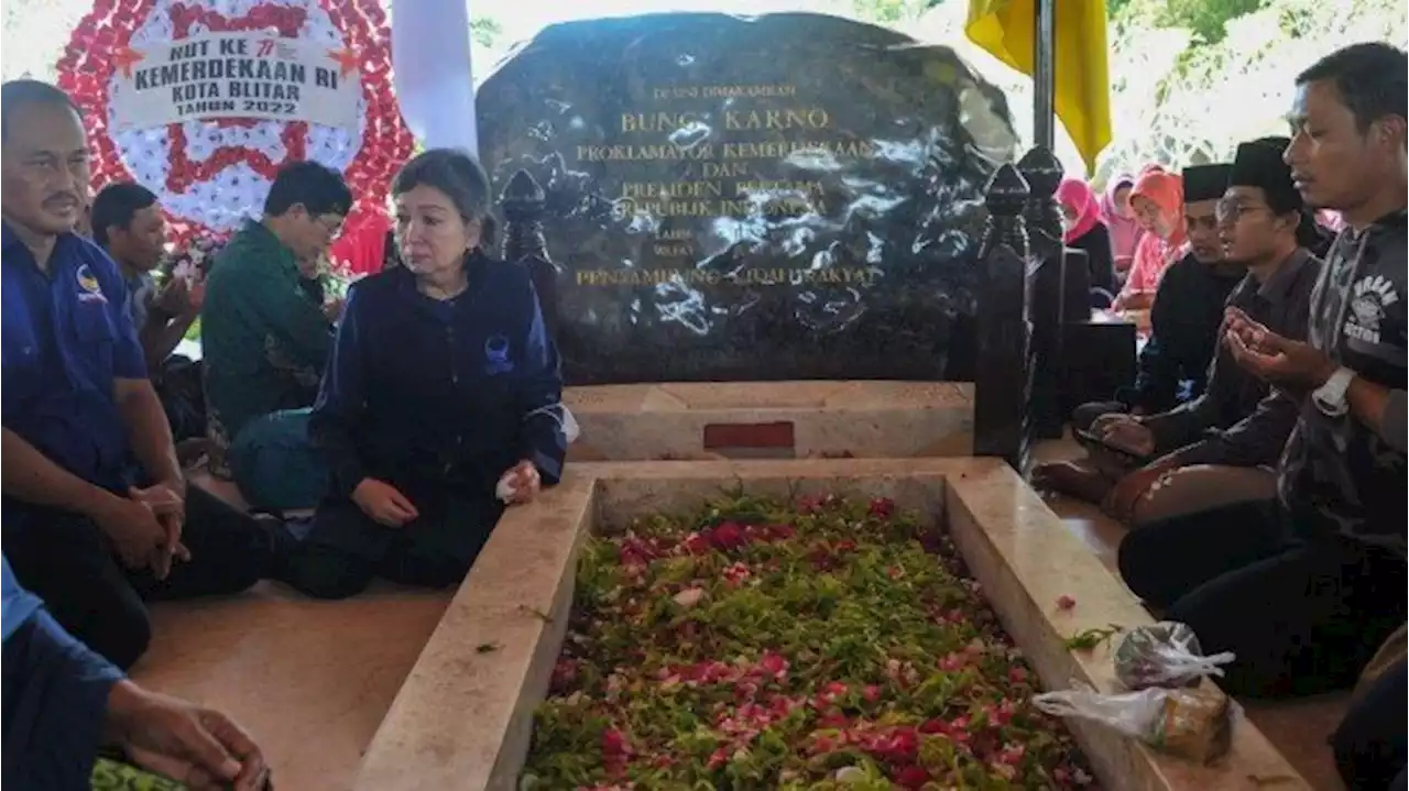 Panjat Pinang dan Ziarah Bung Karno Cara Nasdem Jatim Peringati HUT RI