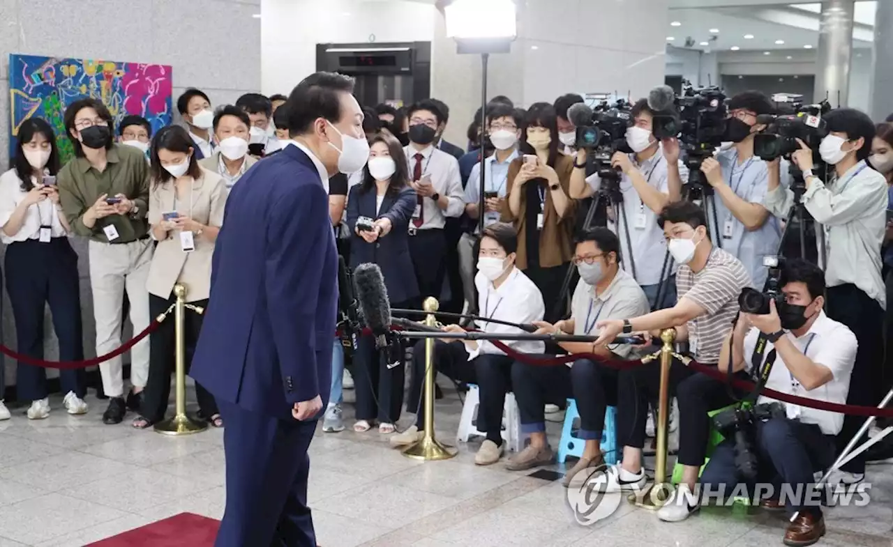 尹대통령 '국민 말씀 세밀하게 챙기고 받들겠다' | 연합뉴스