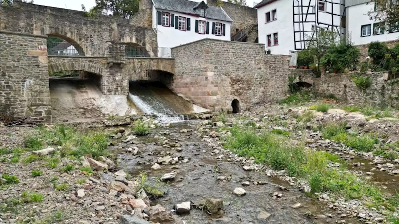 Hochwasser und Rinnsal - Erft hat mehr Kies als Wasser