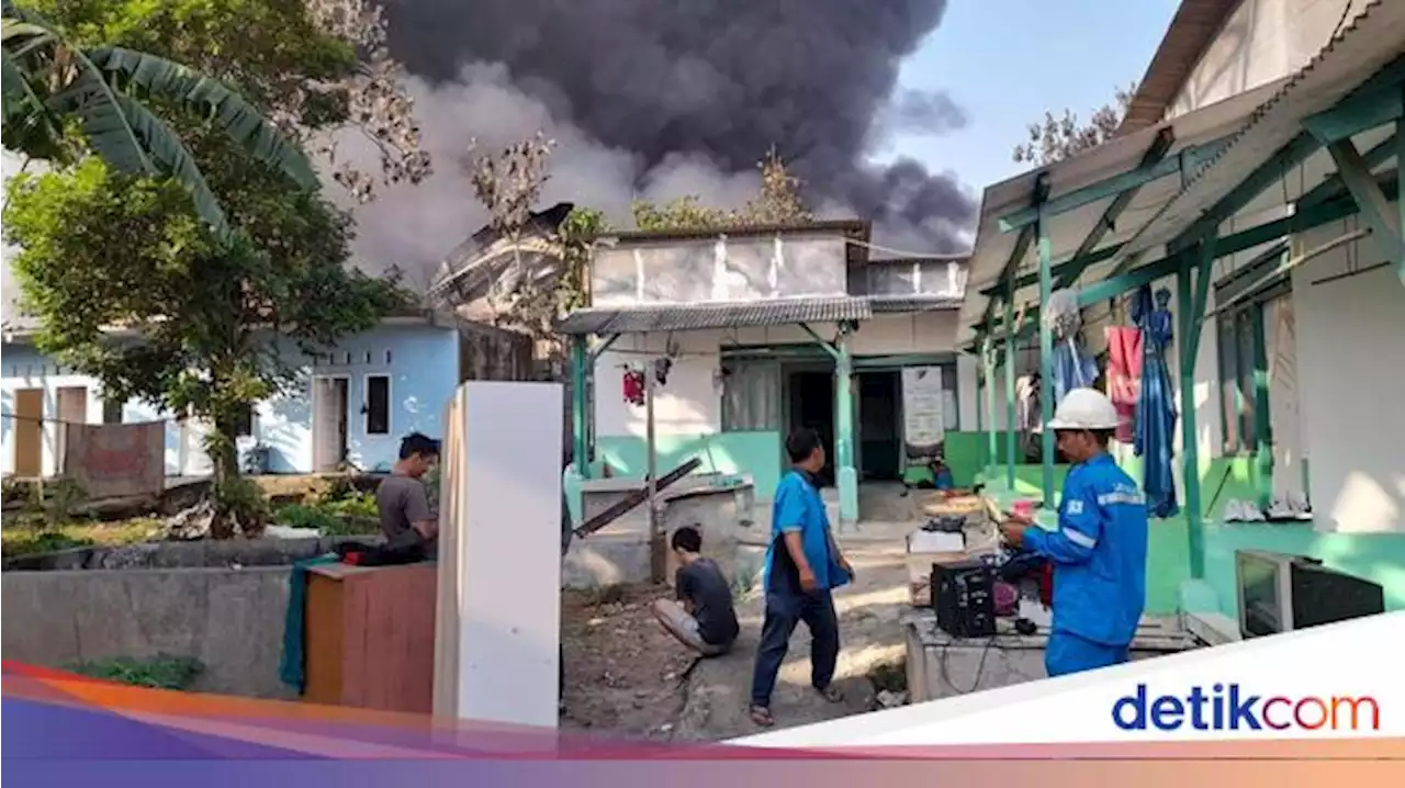 Warga di Dekat Lokasi Pabrik Terbakar di Gunung Putri Diimbau Mengungsi