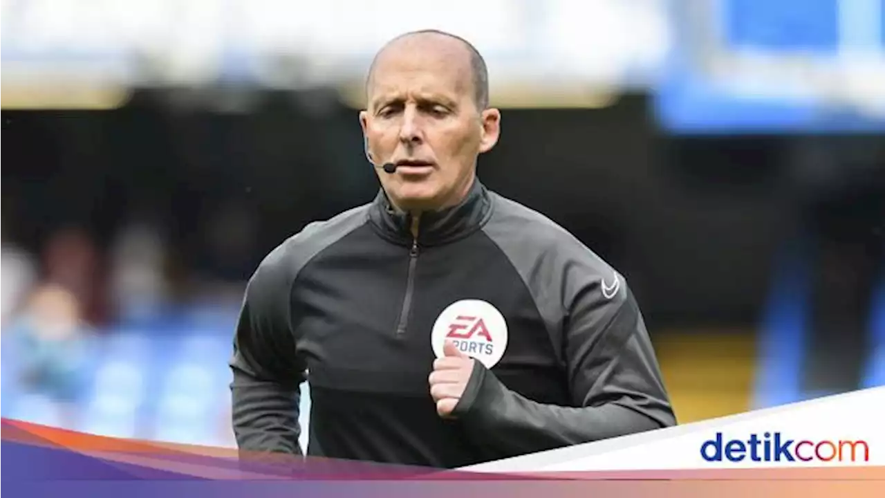 Wasit VAR Mike Dean Akui Salah dalam Insiden Romero-Cucurella