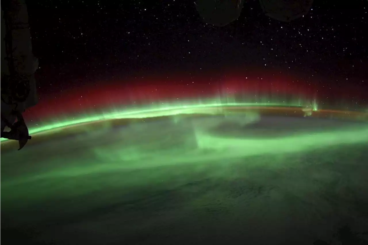 Astronaut snaps 'spectacular' aurora from the space station | Digital Trends