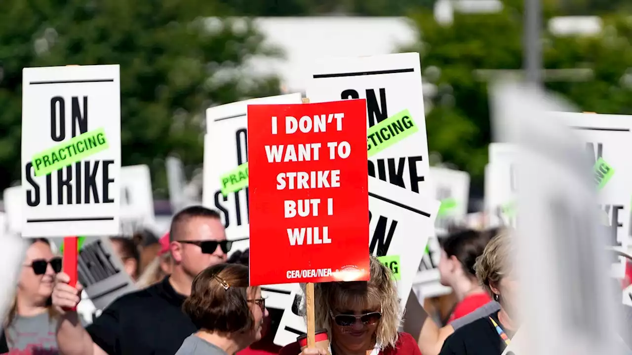 What's the latest on contract talks between Columbus teachers union and school board?