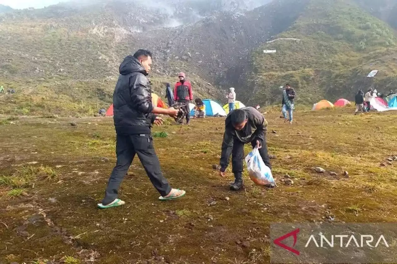 Bupati Solok Minta Seluruh Pendaki Pungut Sampah dari Puncak Gunung Talang