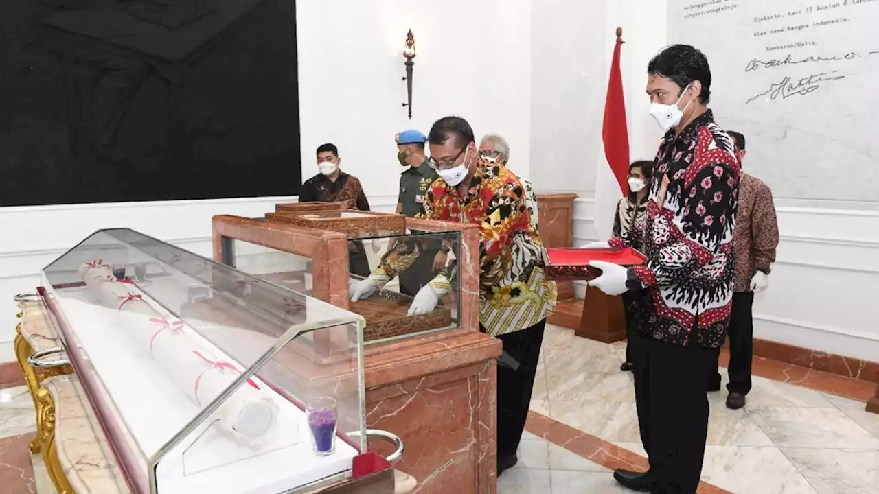 Istana Kembalikan Teks Proklamasi Asli Tulisan Tangan Bung Karno ke ANRI