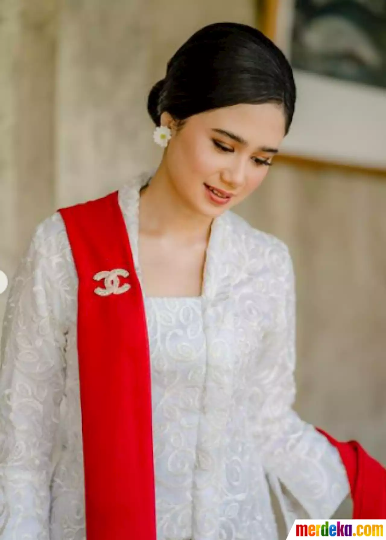 Foto : Cantik dengan Kebaya Putih, Intip Potret Tissa Biani saat Tunangan Kakak | merdeka.com