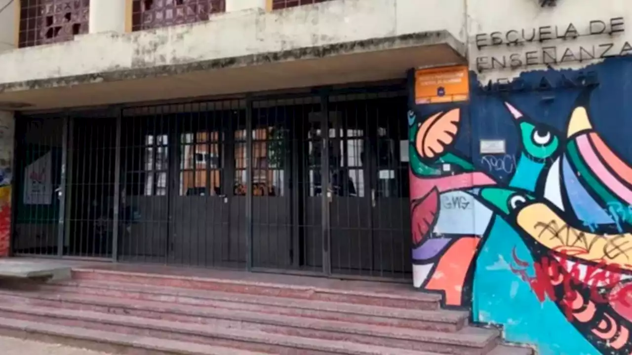 Estudiantes de una escuela realizaron una sentada en reclamo por la caída de un techo