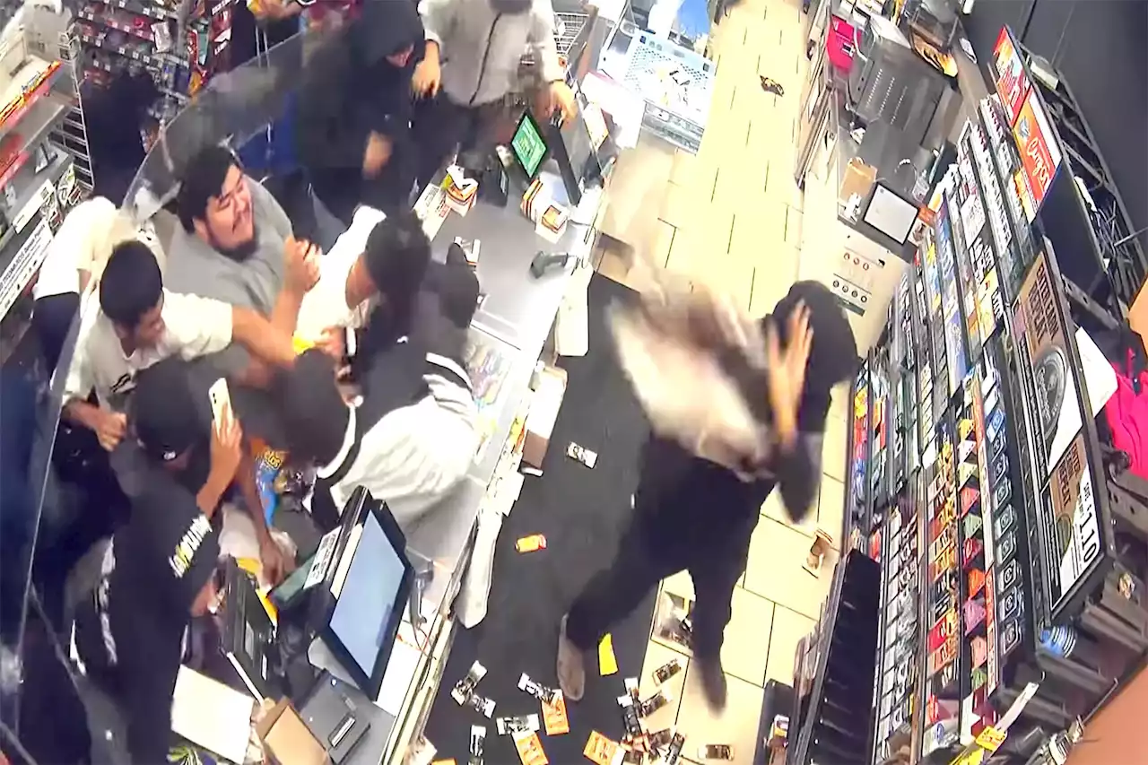 Footage shows ‘flash mob’ of looters ransack 7-Eleven in Los Angeles