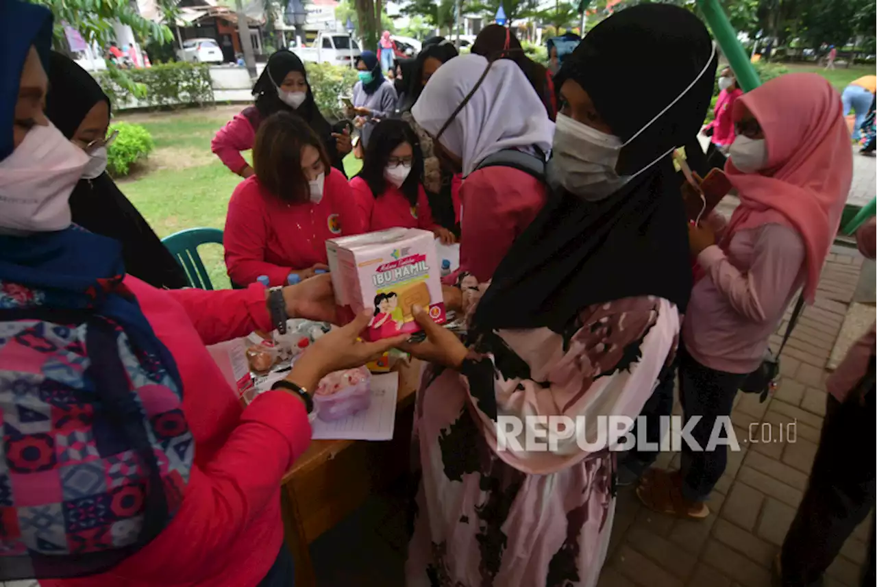 PT Semen Padang Beri Makanan Tambahan Guna Turunkan Stunting |Republika Online