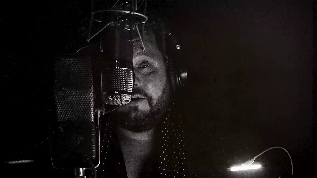 Hear Nathaniel Rateliff's Soulful Cover of Leonard Cohen's 'Famous Blue Raincoat'