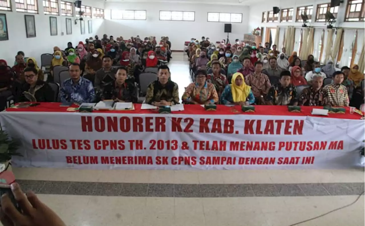 Tangis Guru K2 di Klaten, Mengabdi 20 Tahun Berhonor Rp300.000/Bulan