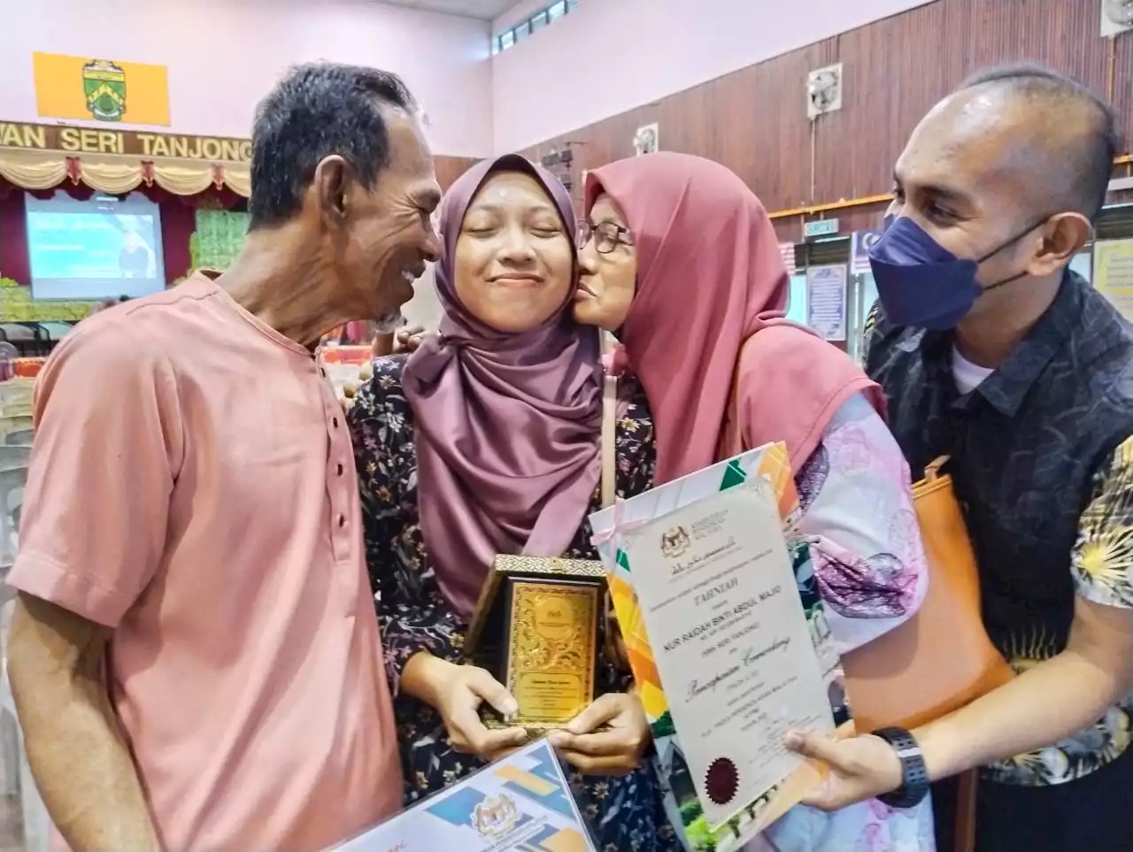 Bangga bawa ibu, ayah naik pentas ambil keputusan STPM