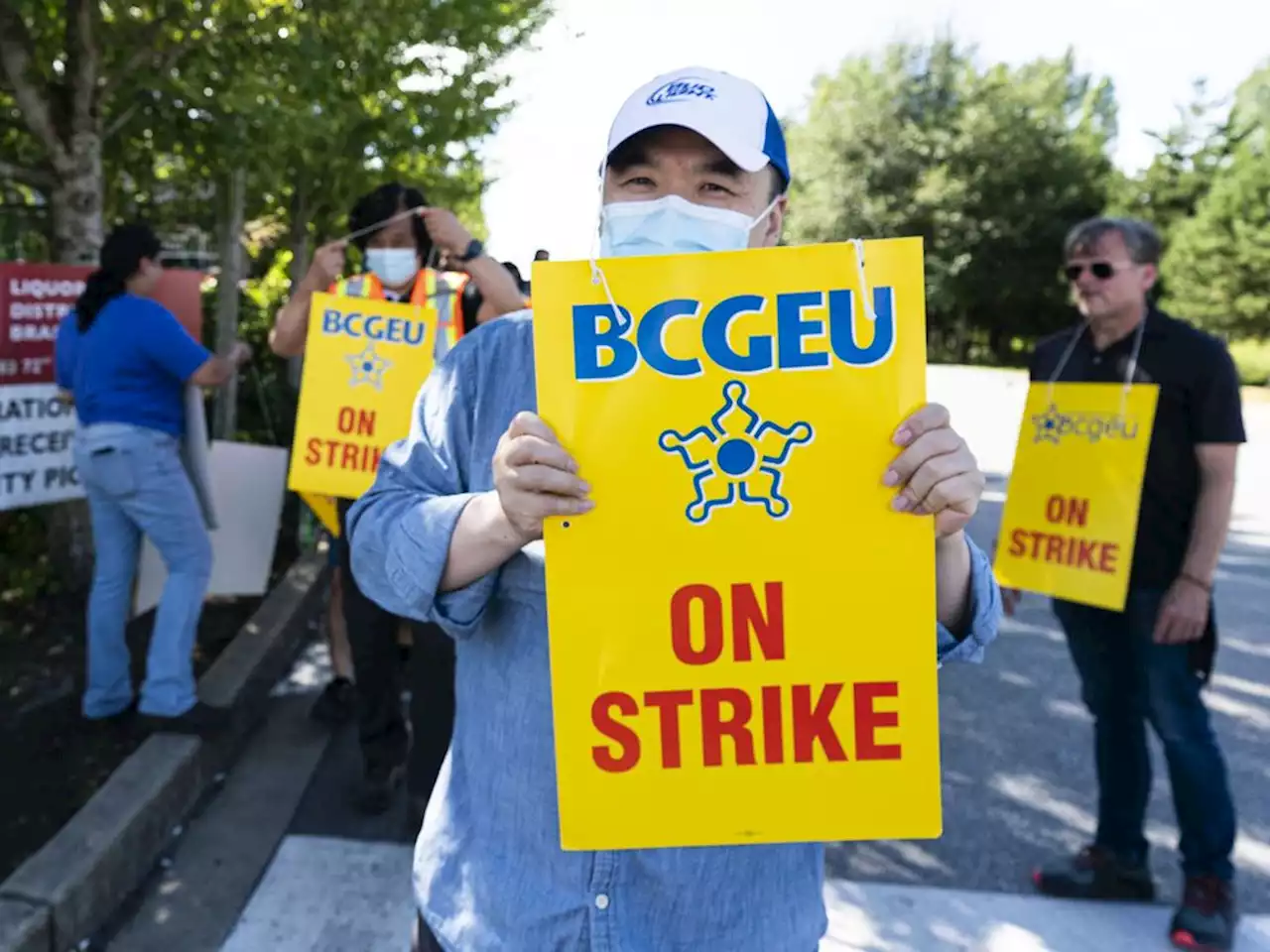 Bar and pub group says B.C. to ration liquor sales due to BCGEU strike