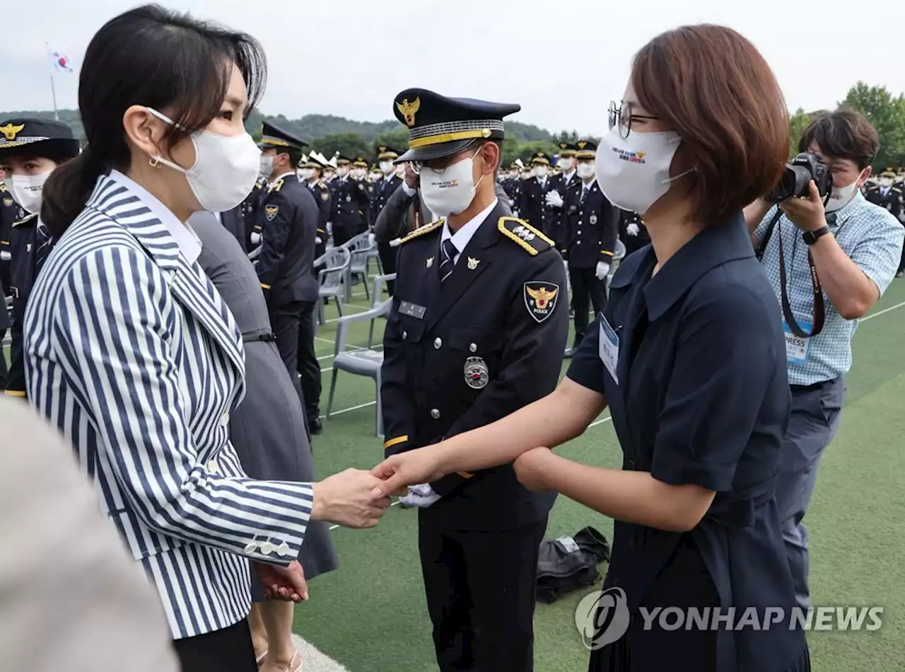 김건희 여사 경찰학교 방문에 野 ''봐주기 수사' 화답인가' | 연합뉴스