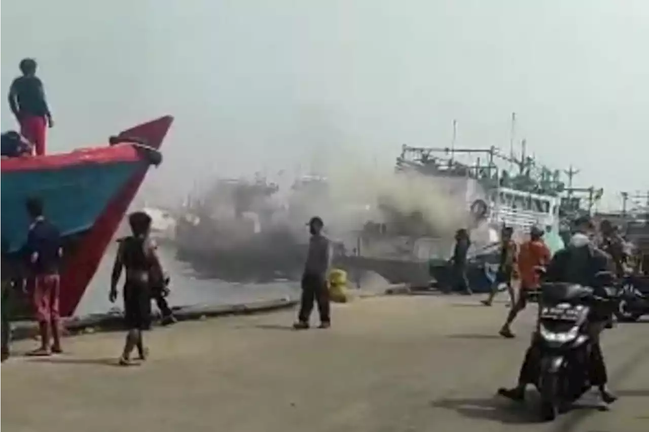 Kapal ikan terbakar saat bongkar muatan di Dermaga PPS Muara Baru