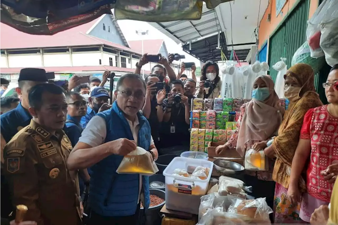 Mendag bagikan minyak goreng gratis untuk warga miskin di Jambi