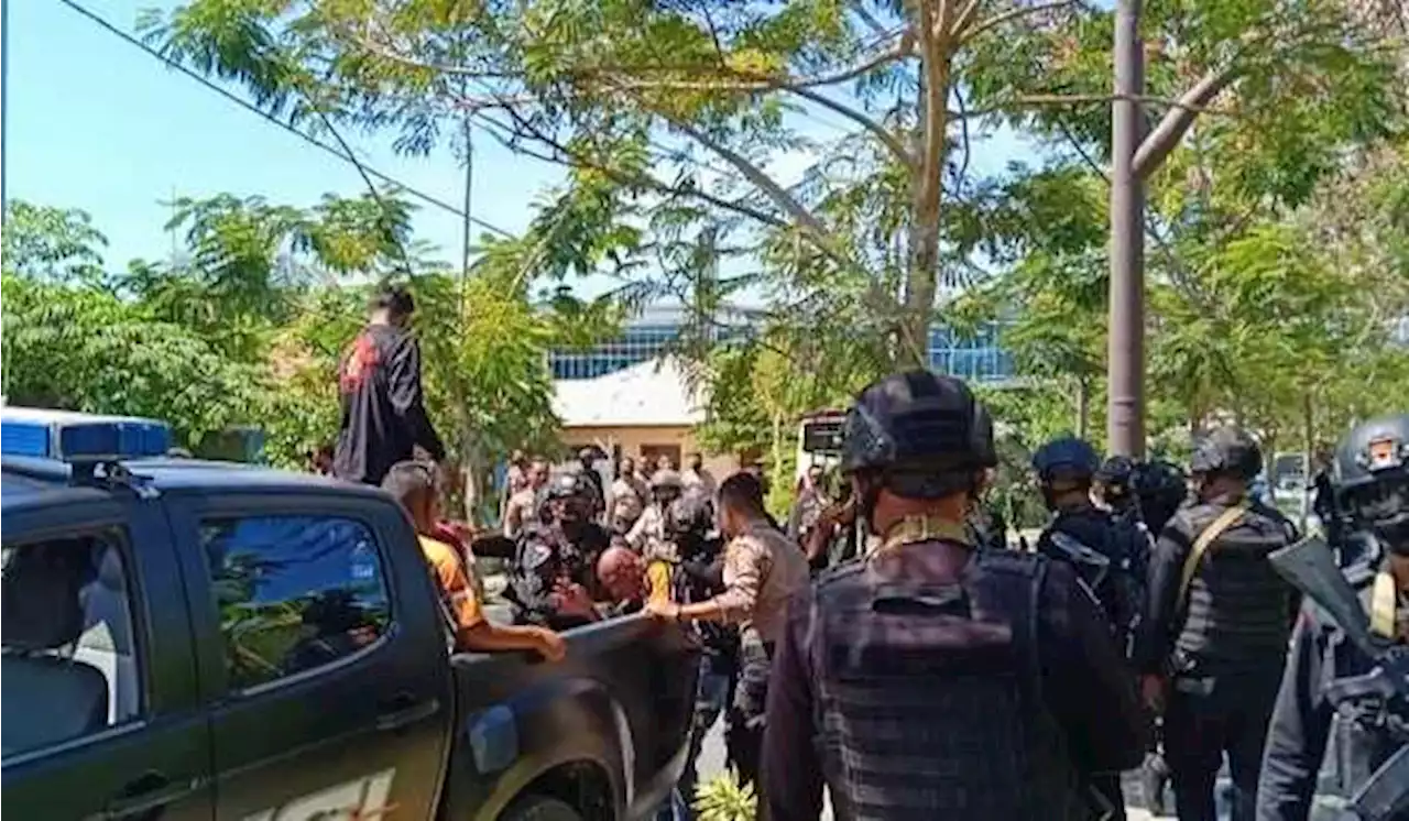 VIDEO: Demonstran Aksi Mogok Pariwisata Labuan Bajo Ditangkap