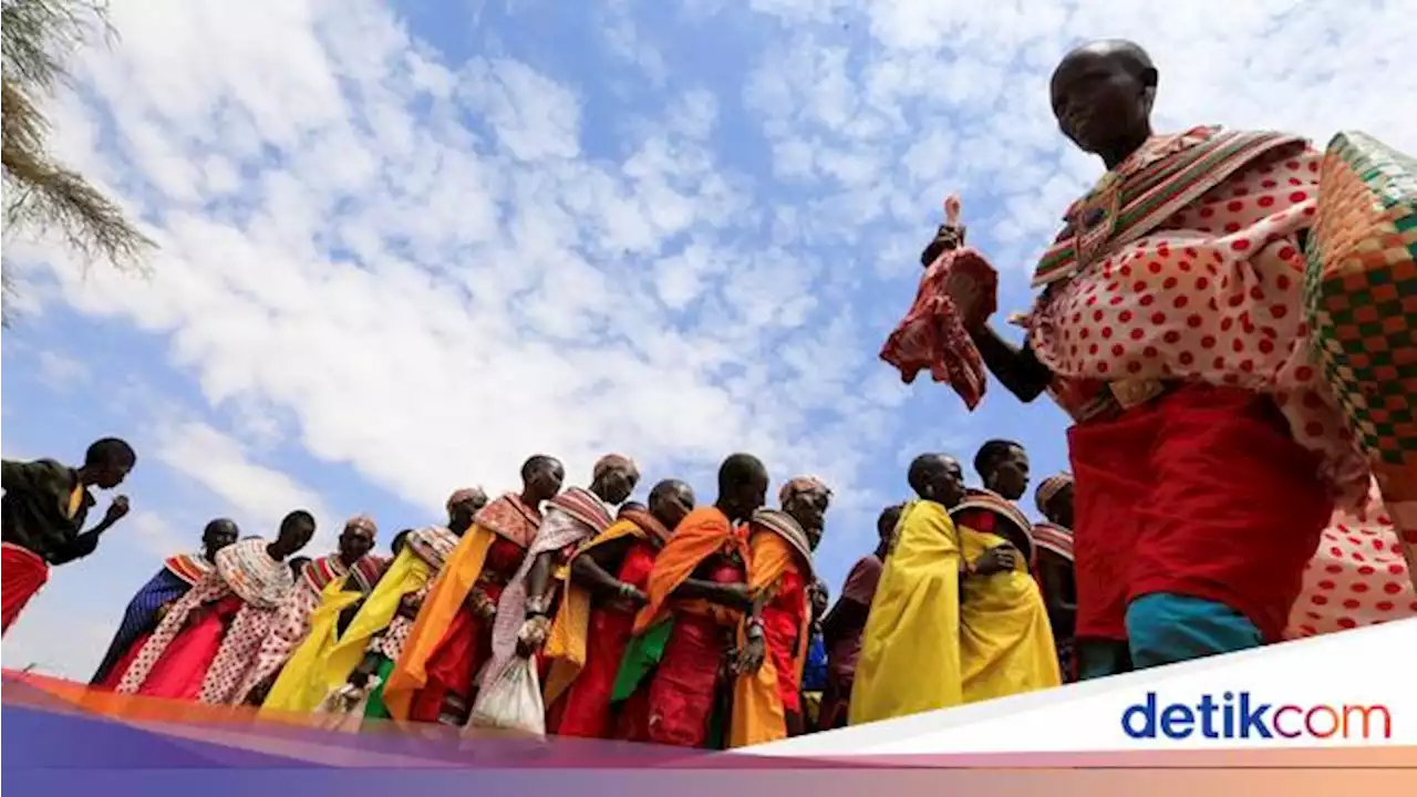 Potret Wanita Suku Samburu Kenya Antre Daging di Tengah Kemiskinan