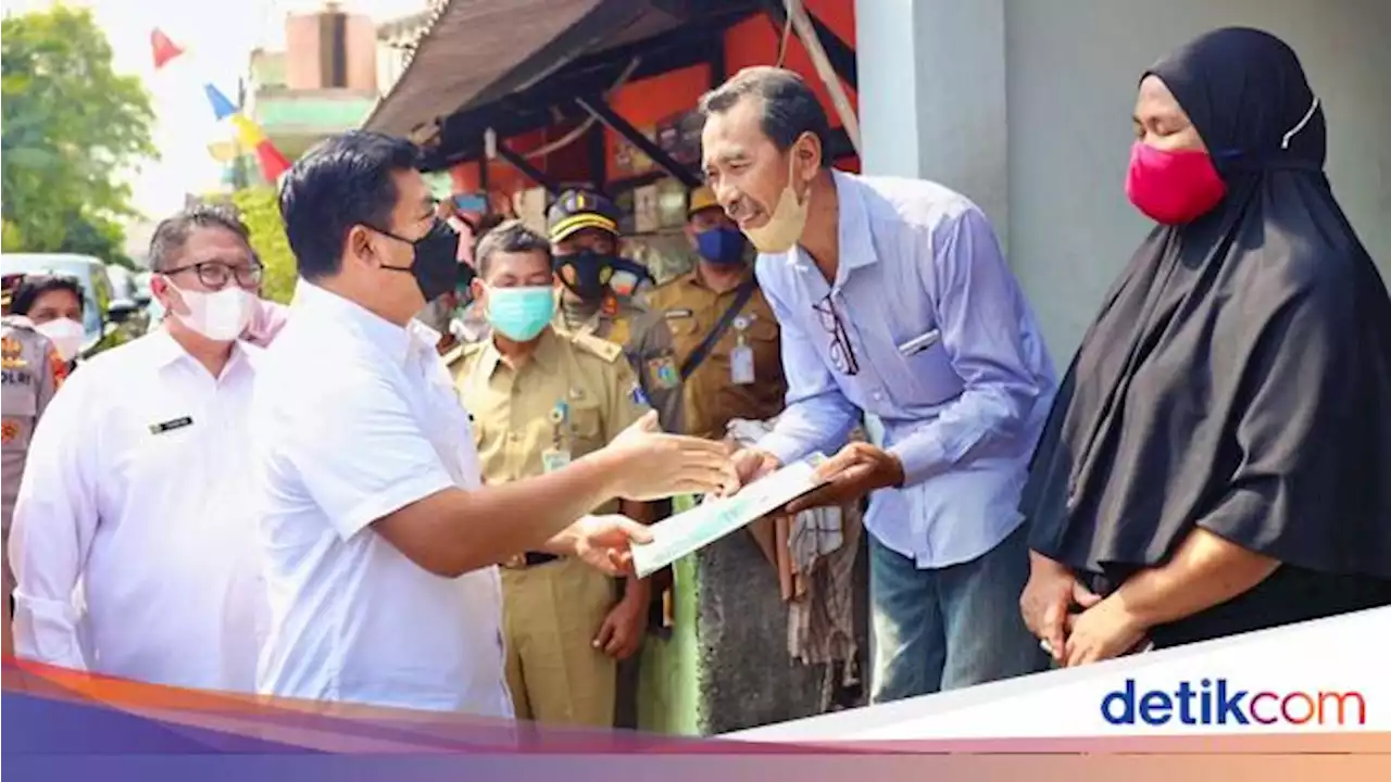 Momen Menteri ATR Keluar Masuk Gang Bagi-bagi Sertifikat Tanah