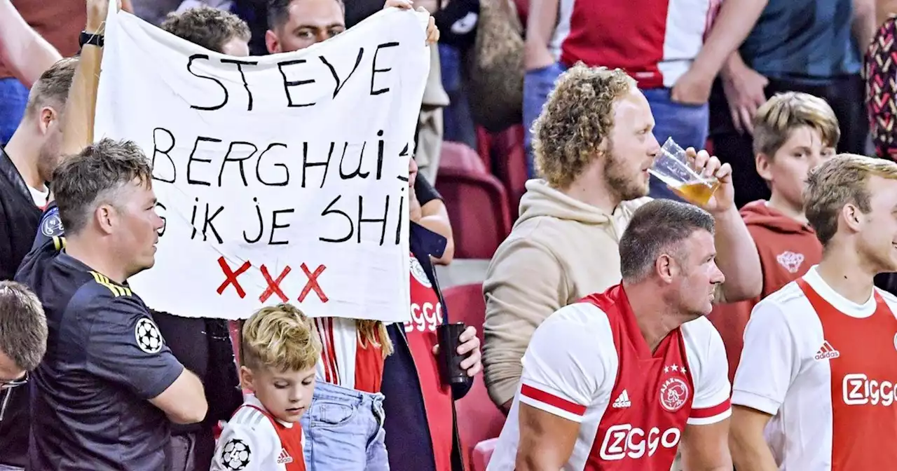 Ajax le prohíbe a los hinchas llevar carteles mangueando camisetas a los jugadores