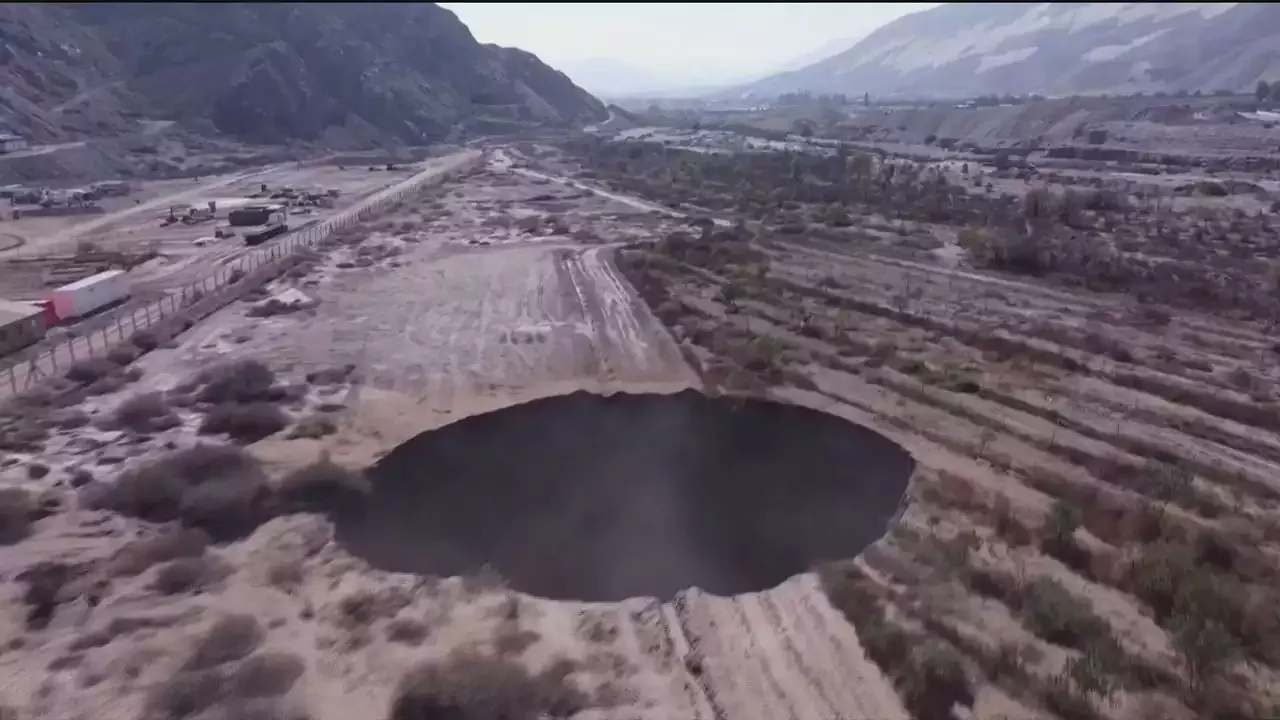 Chile investiga causas de buraco gigante que surgiu no deserto do Atacama |  Globonewsemponto - Globonews
