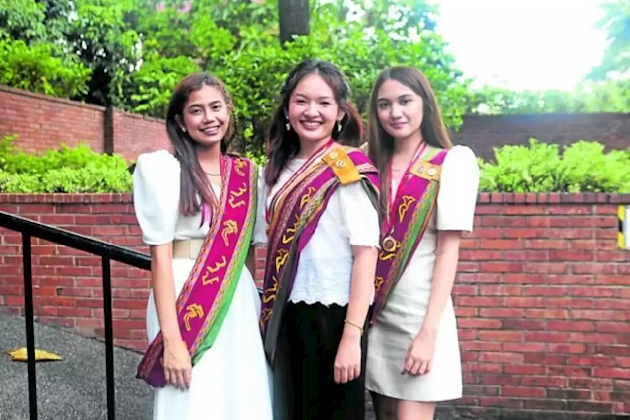 Inquirer scholars graduate cum laude