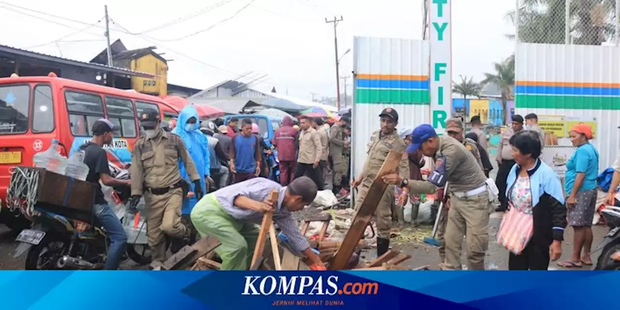 Bikin Macet, Pemkot Ambon Bongkar Lapak Pedagang di Badan Jalan