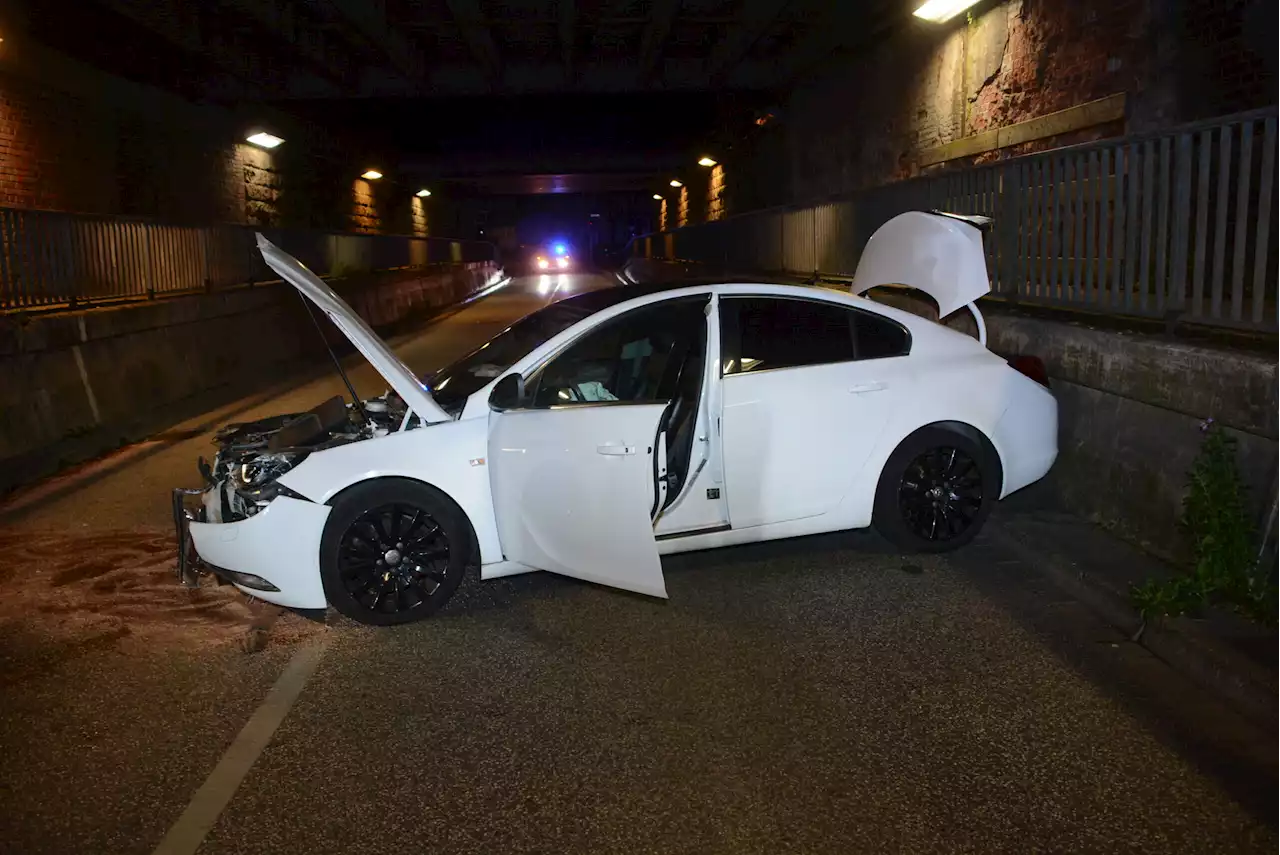 Fahrer betrunken: Auto kracht gegen Tunnelwände