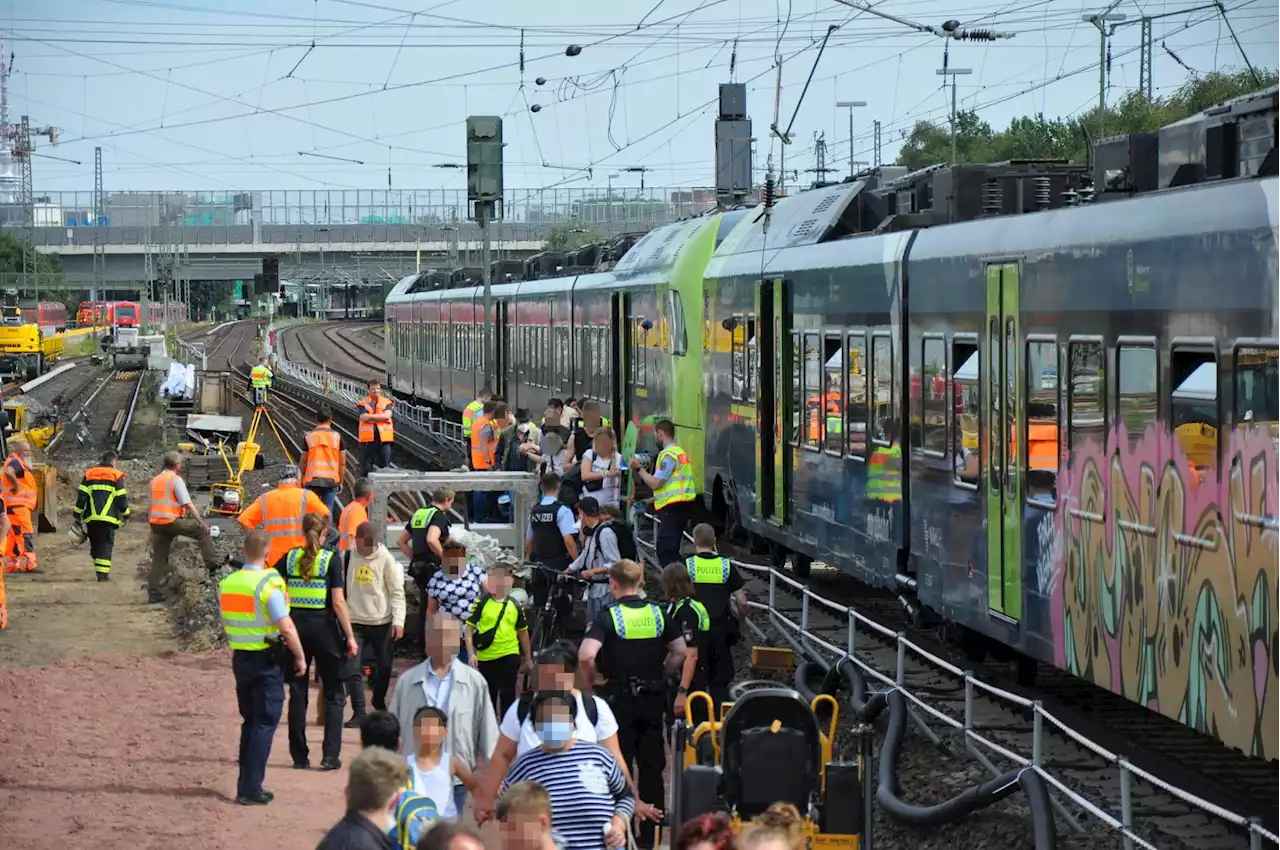 Oberleitung in Hamburg zerstört: Zug evakuiert, Bahn-Chaos im Norden