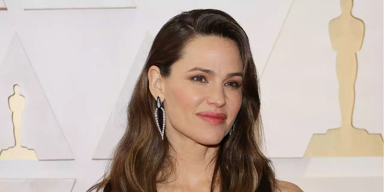 Jennifer Garner, 50, Says to Be ‘Cautious’ About Cosmetic Procedures and ‘Obsess Less’