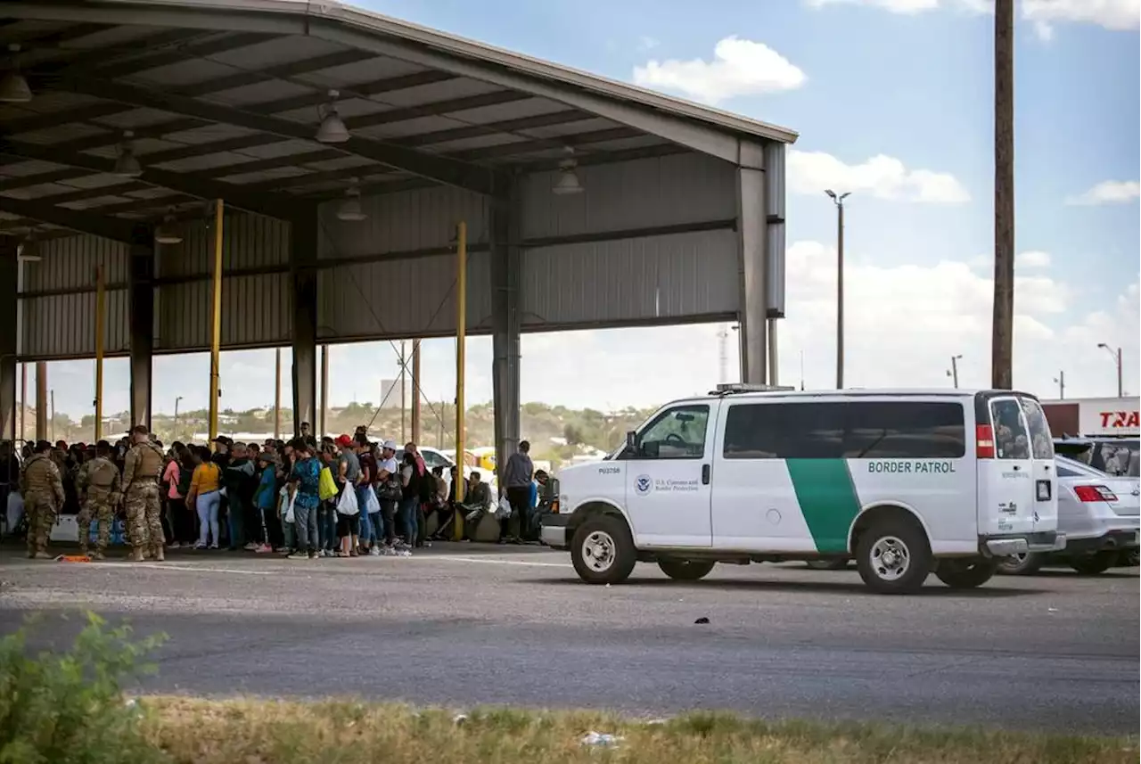 Legal questions shroud Gov. Greg Abbott’s move to bus migrants back to the border