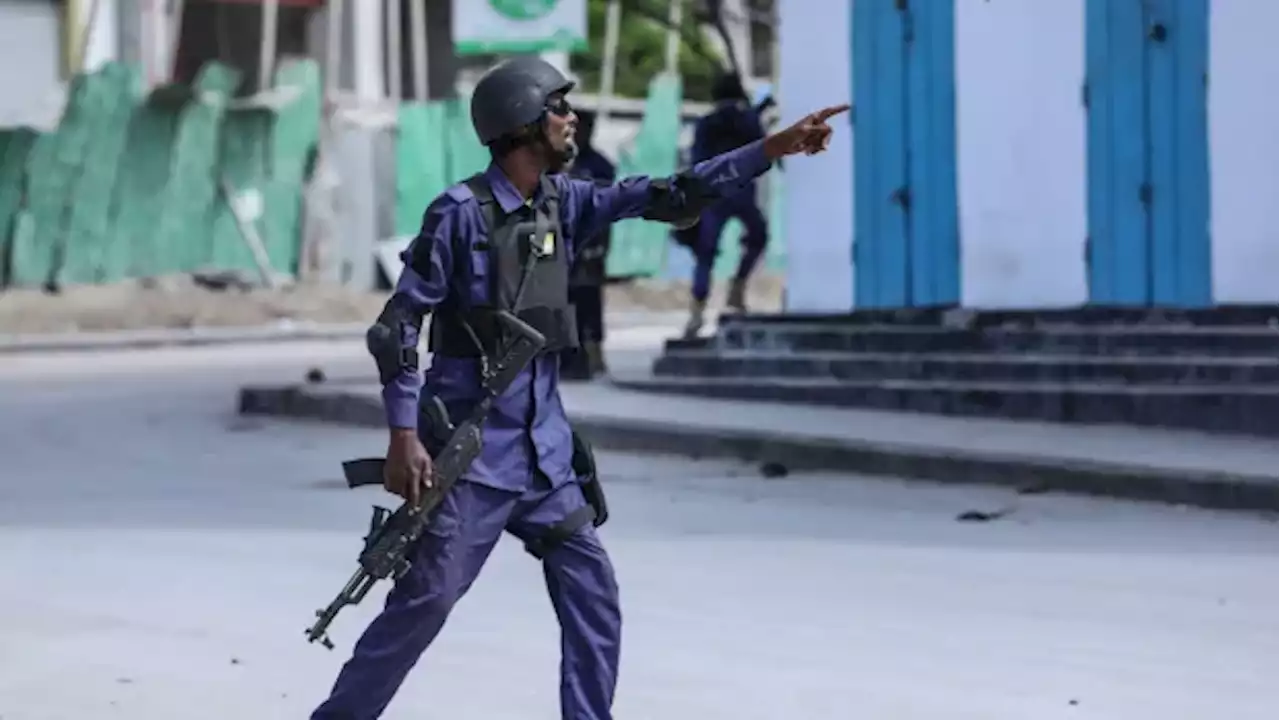 At least 20 killed after militants storm hotel in Somali capital | CBC News