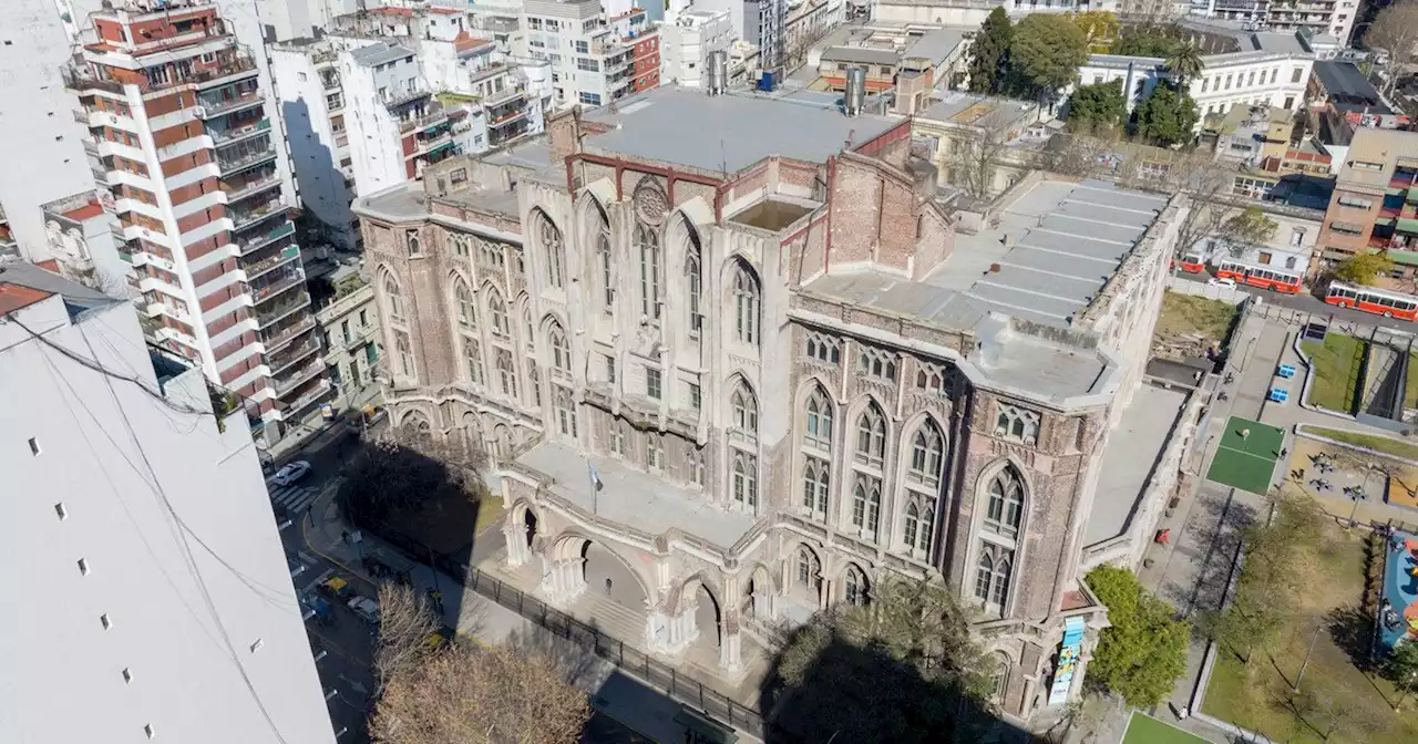 El edificio inconcluso con pinta de catedral por el que el arquitecto no llegó a cobrar sus honorarios