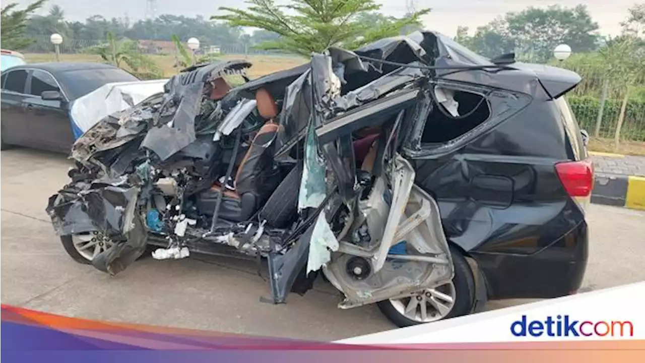 Detik-detik Mobil Ditumpangi Ayah Emil Dardak Tabrak Truk di Tol Pemalang