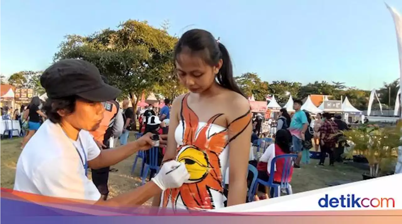 Seniman Adu Kreatif Lukis Tubuh di Sanur Village Festival