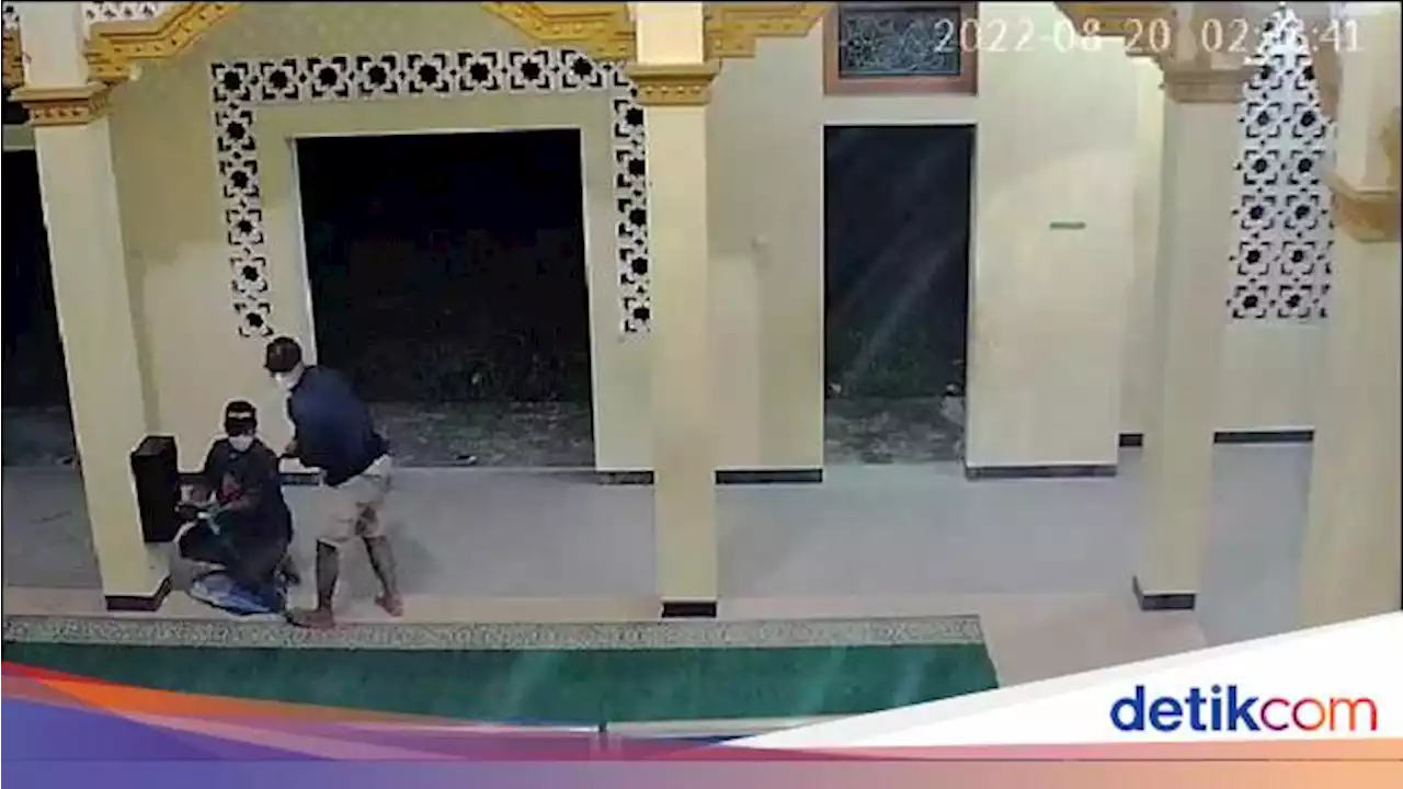 Terekam CCTV! Maling Nekat Bobol Kotak Amal Masjid di Klaten