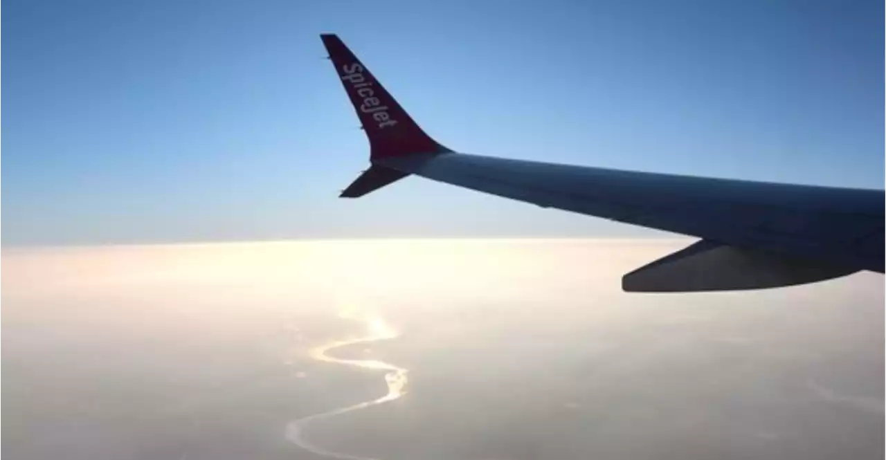 공항 활주로 지나쳐 훨훨 난 비행기…그때 조종사 2명 다 졸았다