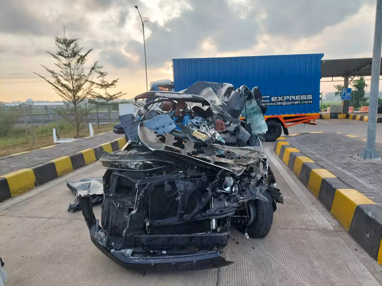 Ayah Emil Dardak Meninggal Saat Kecelakaan di Tol Pemalang, Begini Kronologinya.