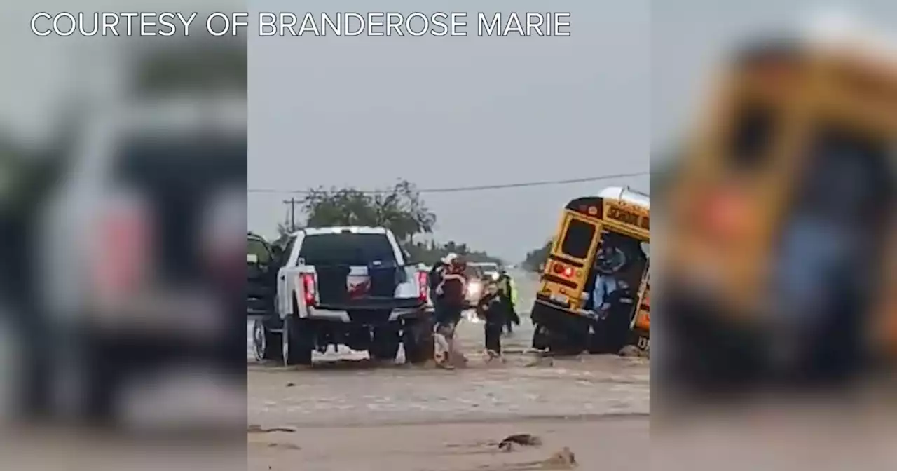 Deputies rescue 39 students, drivers after bus gets stuck