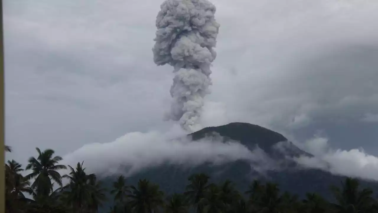 Gunung Ibu Kembali Erupsi, Hembuskan Kolom Abu Setinggi 600 Meter