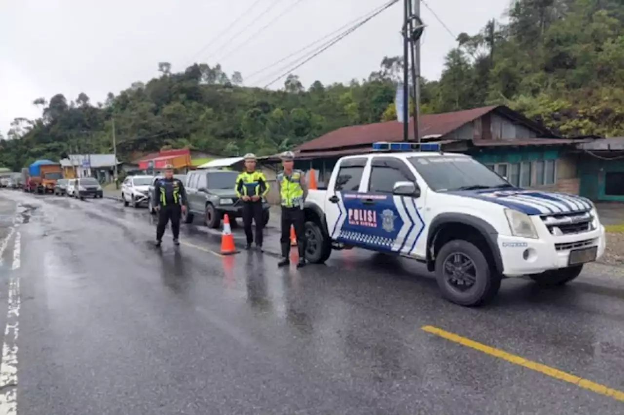 Akses Jalan Tertimbun Longsor, Kendaraan dari Solok ke Padang Dialihkan lewat Singkarak