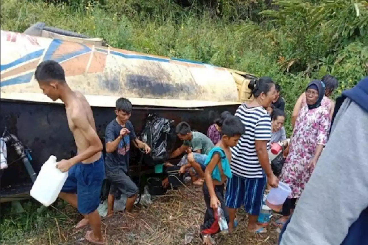 Warga Desa Air Balui Muba Berebut Minyak Goreng Tumpah dari Truk Terguling