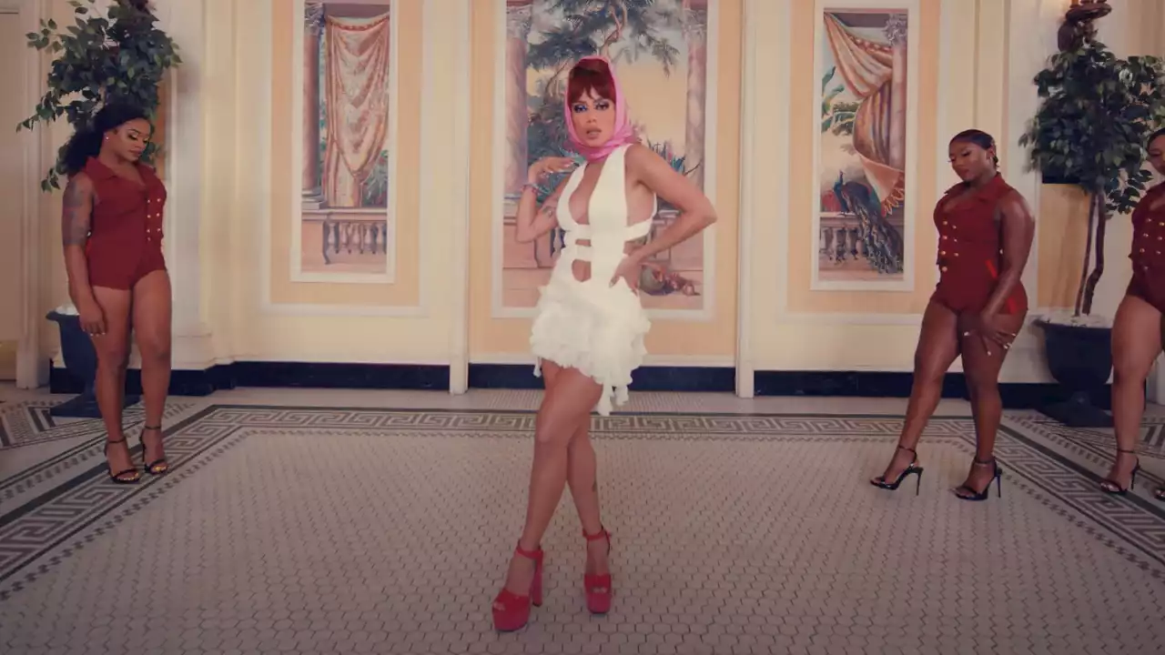 ¡Paren todo! Anitta luce más diva que nunca con zapatos altísimos en Lobby