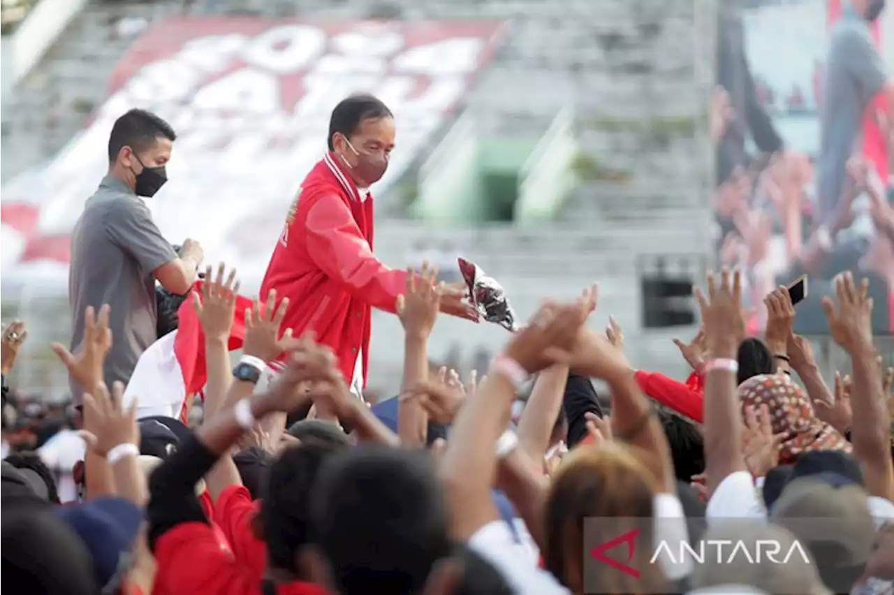 Jokowi minta relawan 'santai mawon' pikirkan calon presiden 2024