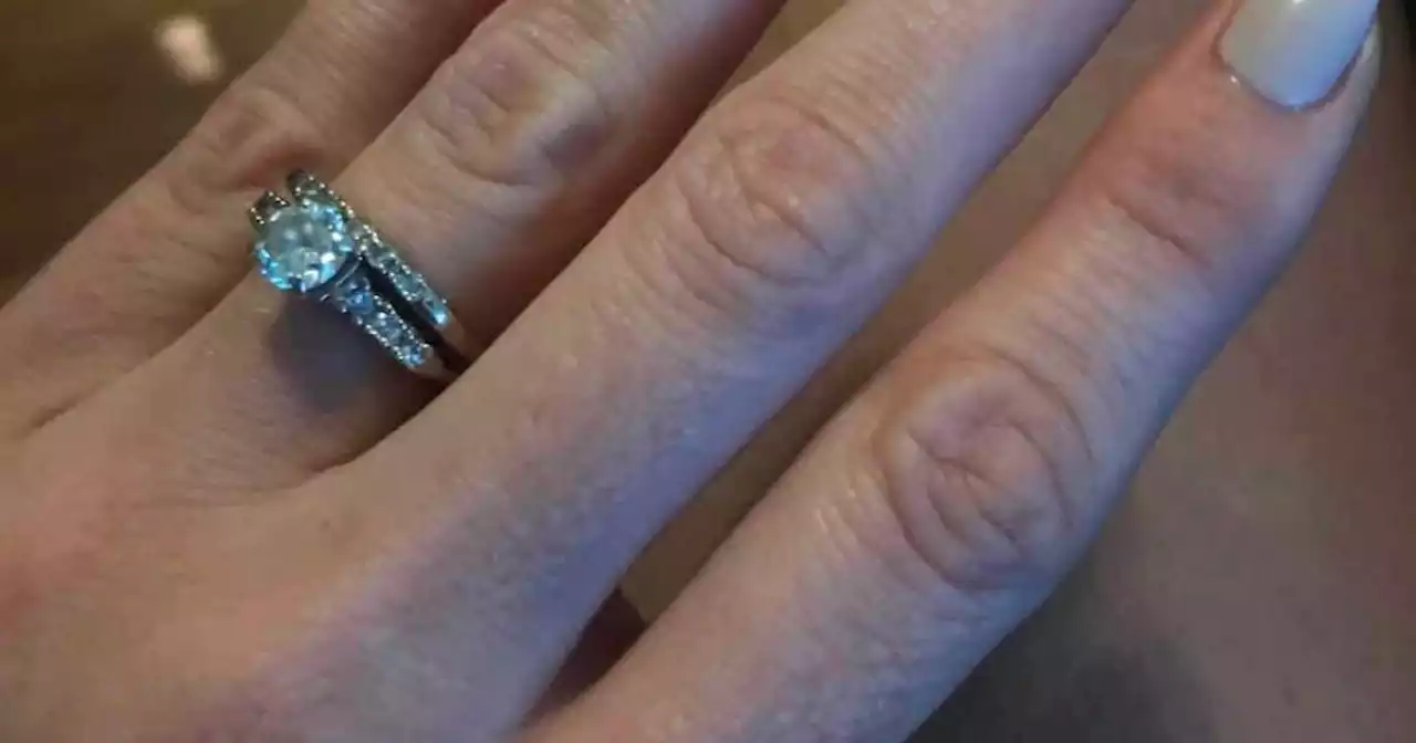 Stranger uses metal detector to find woman's lost wedding ring on ocean floor