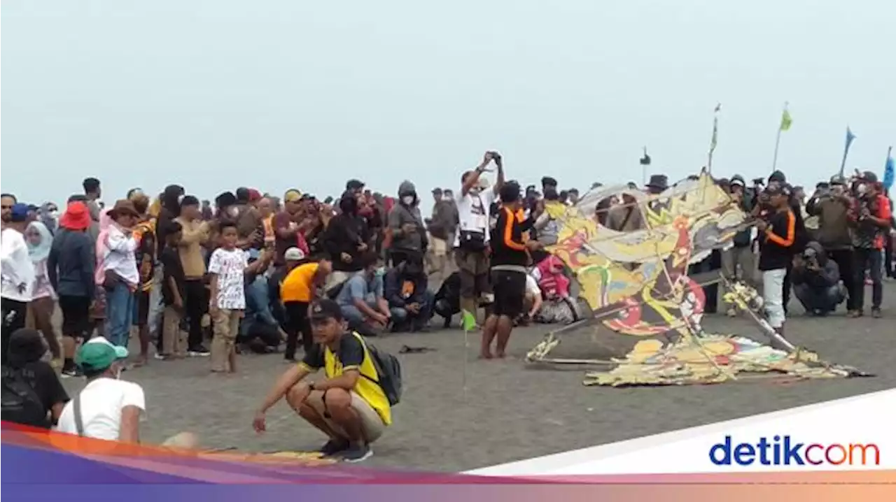 Asyiknya! Melihat Beragam Layang-layang di Langit Pantai Samas